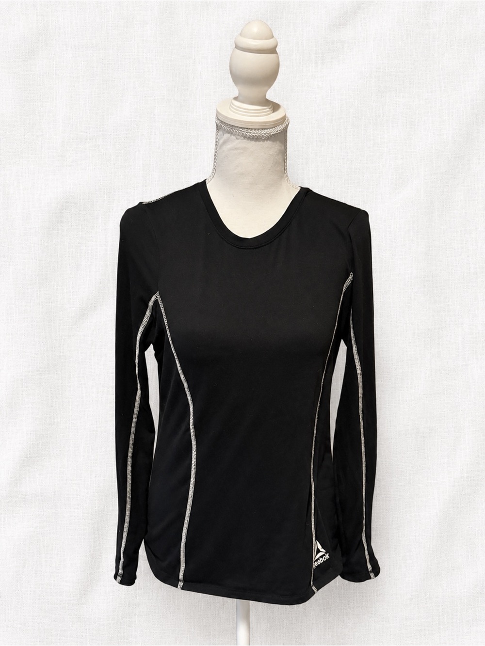 Reebok Women’s Black Long Sleeve Athletic Top Contrast Stitch